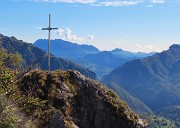 48 Anticima con croce e vista verso Cancervo ed Alben